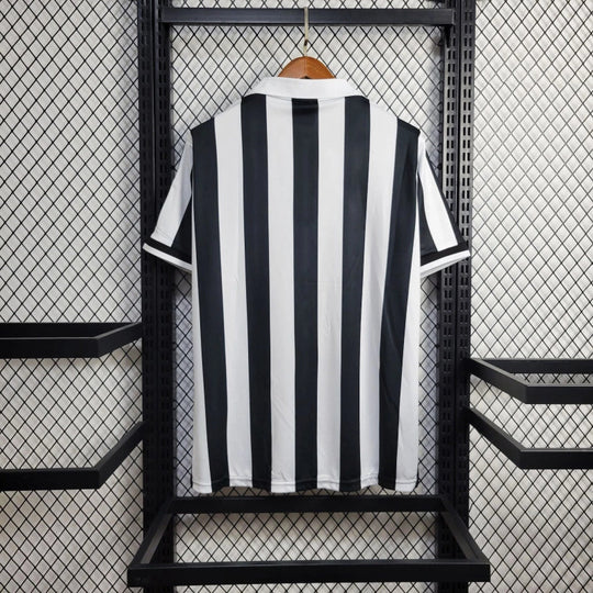 Maillot de la Juventus de Turin 1993 signé par Roberto Baggio et Maillot de la Juventus de Turin 1993 signé par Roberto Baggio et