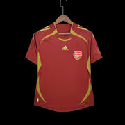 Collezione retrò di maglie dell'Arsenal 2021